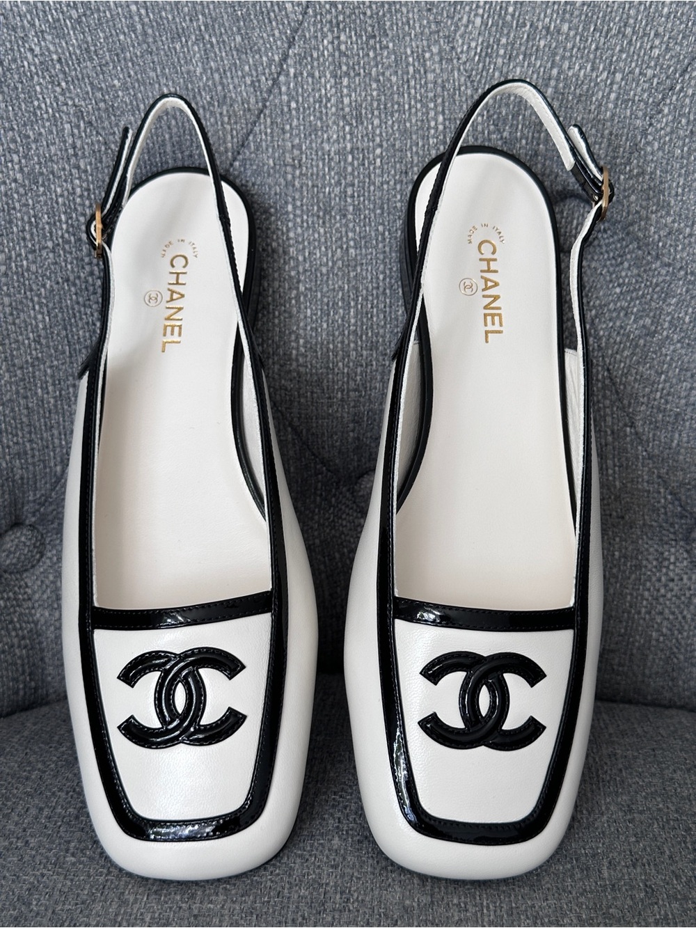 2026B CHANEL WHITE AND BLACK LEATHER SLINGBACKS SHOES with GOLD CC LOGO 38.5 - Picture 2 of 16